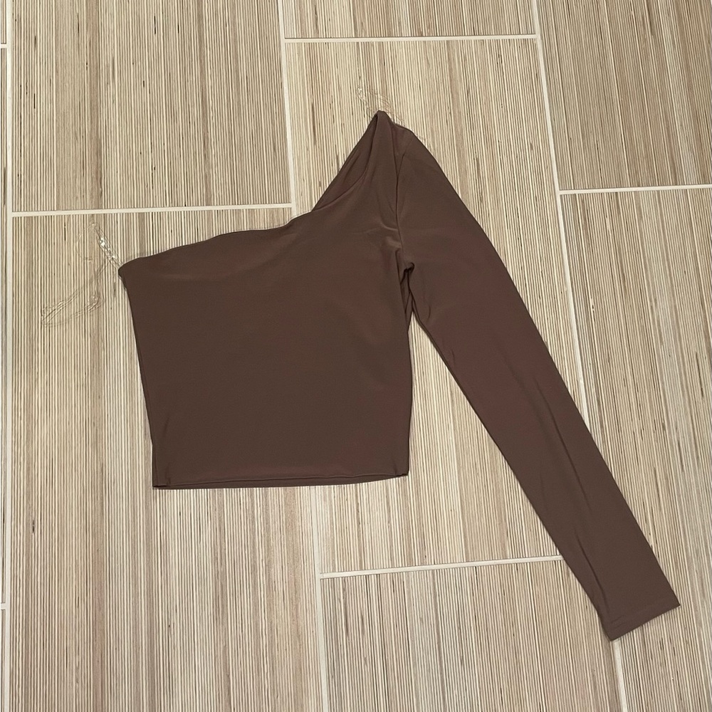 Asymmetric Cold Shoulder Crop Top